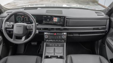 Hyundai Tucson e Santa Fe PHEV: il cockpit della Santa Fe con due piastre di ricarica wireless