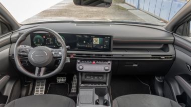 Hyundai Tucson e Santa Fe PHEV: la plancia della Tucson con volante multifunzione