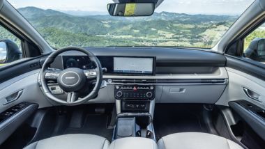 Hyundai Tucson PHEV 2WD: l'abitacolo rinnovato e con doppio display curvo