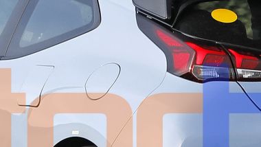 Hyundai Veloster N: il dettaglio sullo sportello quadrato della presa di carica