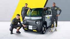 Opel Rocks-e 09 insieme ai giocatori del Borussia Dortmund