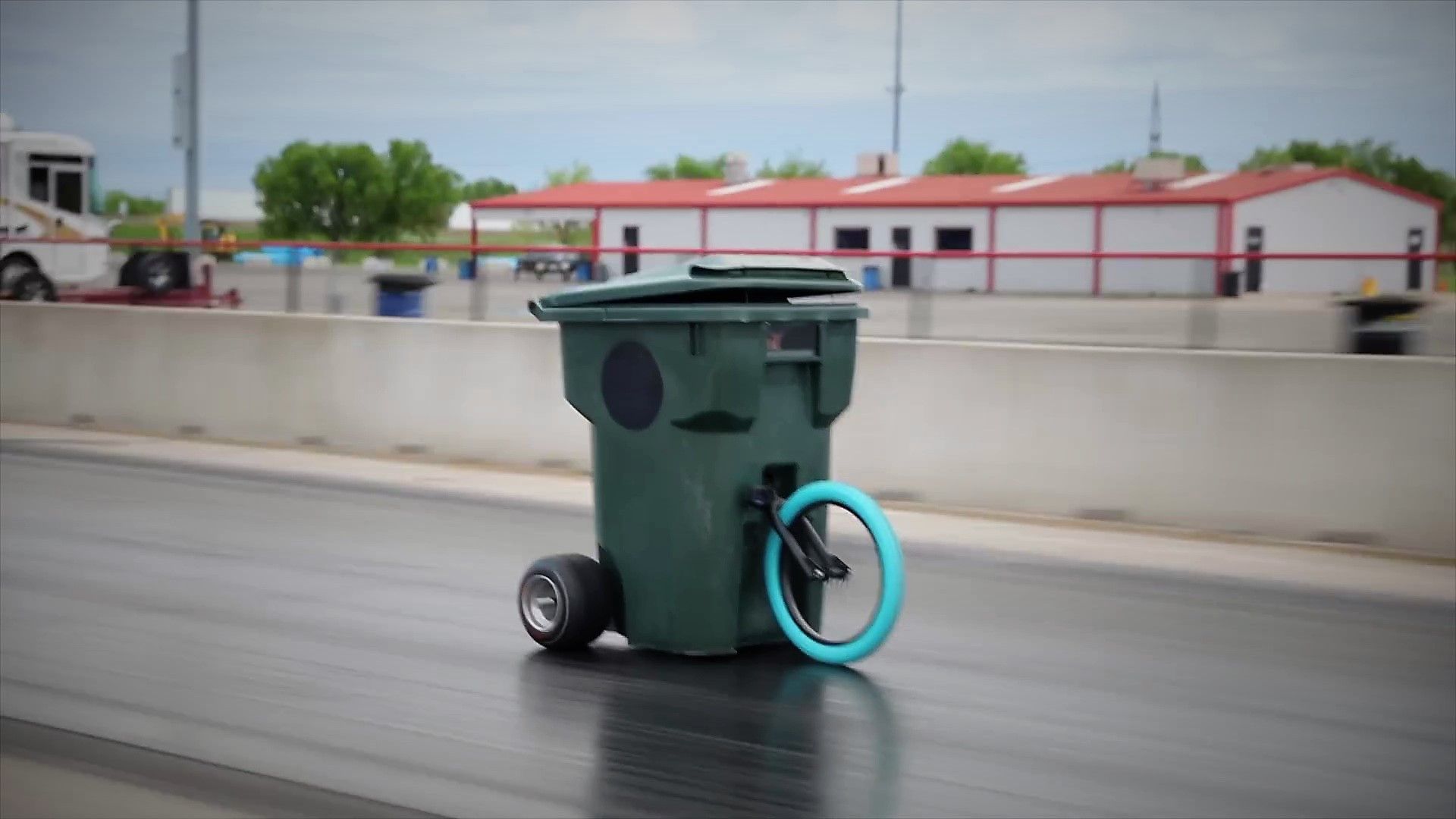 Il bidone della spazzatura motorizzato: la buffa invenzione
