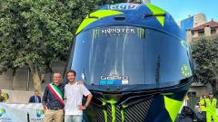 Pesaro omaggia Valentino Rossi: casco gigante esposto in piazza