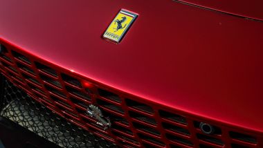 Il Cavallino Rampante sul frontale della Ferrari Roma, caratterizzato dalla nuova griglia monolitica