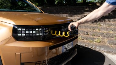 Il cavo di ricarica nascosto nella mascherina della Fiat Grande Panda Elettrica