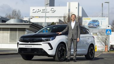 Il CEO Opel Florian Huettl e Opel Grandland GSe