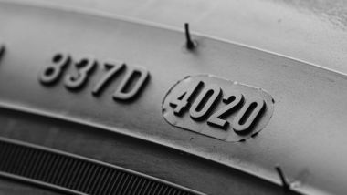 Il codice DOT si trova sulla spalla del pneumatico