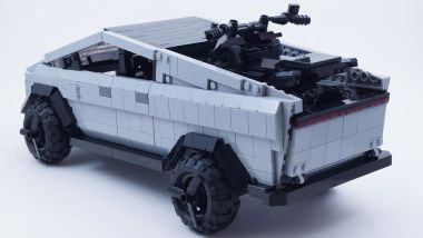 Il Cybertruck di Lego con a bordo il suo bel CyberQuad