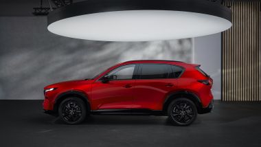 Il design della nuova Mazda CX-5 2026 non gioca tanto sugli spigoli, quanto sulle superfici