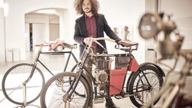 Il designer Romain Bucaille con la Laurin &amp; Klement Slavia B del 1899