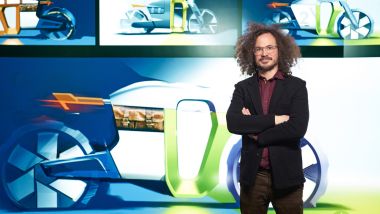 Il designer Romain Bucaille davanti ai bozzetti della Skoda Slavia B concept