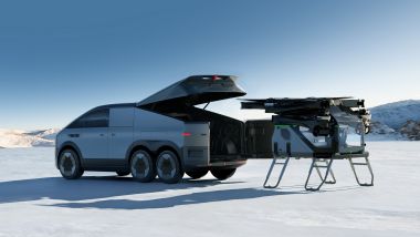 Il drone spunta dal retro del SUV