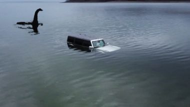Il Ford Bronco semi-sommerso (il mostro di Loch Ness l'abbiamo aggiunto noi ;-)