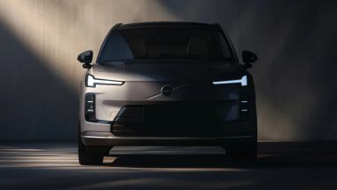 Il frontale con le luci ''a martello di Thor'' della Volvo XC70