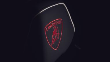 Il logo Lamborghini ricamato sul poggiatesta