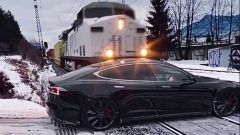 Tesla Model S investita da un treno: il video è virale