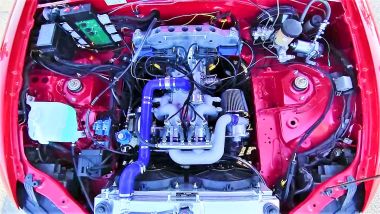 Il motore INNengine M500-4C nel cofano di una Mazda MX-5