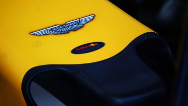 Il musetto di una Red Bull Racing con logo Aston Martin
