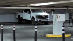 Ford F‑250 bloccata in un garage a Las Vegas: il video virale