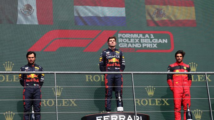 Il podio del GP Belgio 2022: Max Verstappen e Sergio Perez (Red Bull) con Carlos Sainz (Ferrari)