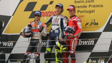 Il podio del GP del Portogallo 2007 con Dani Pedrosa (Honda), Valentino Rossi (Yamaha) e Casey Stoner (Ducati)
