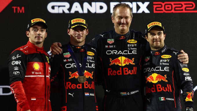 Il podio del GP di Abu Dhabi 2022 a Yas Marina: Verstappen e Perez (Red Bull) con Leclerc (Ferrari)
