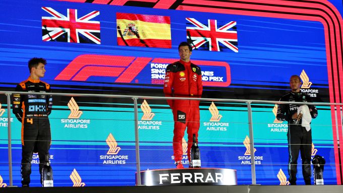 Il podio del GP Singapore 2023 a Marina Bay con Sainz (Ferrari), Norris (McLaren) e Hamilton (Mercedes)