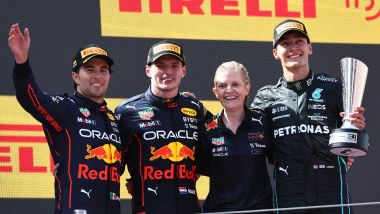 Il podio del GP Spagna 2022 con Verstappen (Red Bull), Perez e Russell (Mercedes)