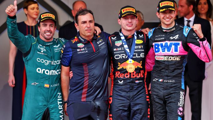 Il podio di Monaco 2023, con Alonso (Aston Martin), Verstappen (Red Bull) e Ocon (Alpine)