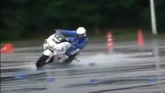 Moto sul bagnato, video: che guida il poliziotto sulla Honda VFR800