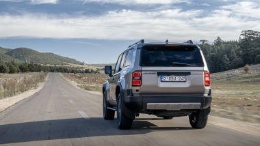 Il posteriore della Toyota Land Cruiser Hybrid 48V 2025