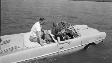 Il Presidente Johnson a bordo della sua auto anfibia