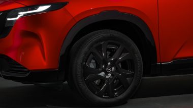 Il risalto sui passaruota della Mazda CX-5 2026 si ispira alla lavorazione ''kigumi'' del legno 