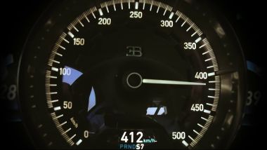 Il tachimetro della Bugatti Chiron segna 412 km/h: ci siamo quasi...