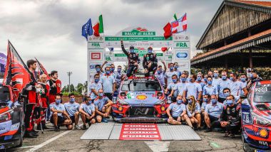 Il team Hyundai Motorsport festeggia la vittoria di Thierry Neuville al Rally d'Alba 2020
