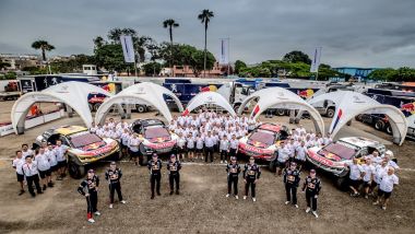 Il team Peugeot Sport Total al completo 