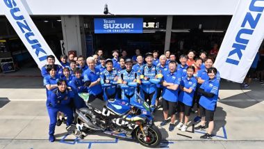 Il team Suzuki con la GSX-R1000 a bio carburante