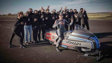 Il team Voxan (Gruppo Venturi) con Biaggi e la moto elettrica più veloce al mondo