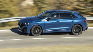 Il test dell'Audi Q8 2024, il colore Blu Ascari è una novità