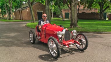 Il test driver Bugatti Andy Wallace sulla Bugatti Baby II (vera) by The Little Car Company
