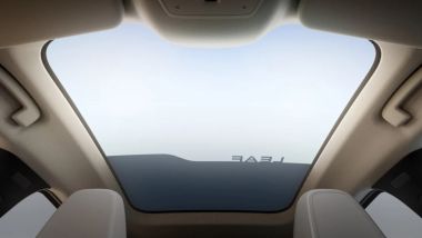Il tetto panoramico a cristalli liquidi della nuova Nissan Leaf 2026
