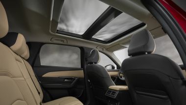 Il tetto panoramico della nuova Mazda CX-5 è diviso a metà