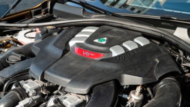 Il V6 longitudinale sotto al cofano dell'Alfa Romeo Giulia Quadrifoglio