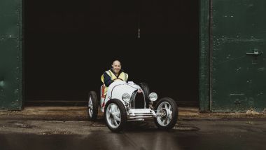 Il vincitore di Le Mans Andy Wallace al volante della Bugatti Baby II