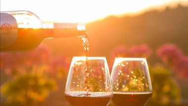 Il vino rosso scongiura l'effetto lente :-) - Foto di photo nic su Unsplash