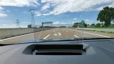 In autostrada con la Citroen e-C4 elettrica