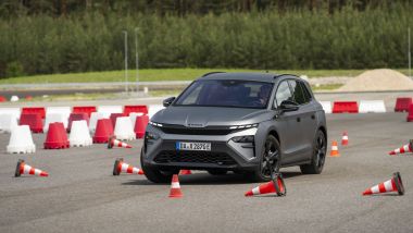 In frenata gli oltre 22 quintali della Skoda Elroq RS si fanno sentire