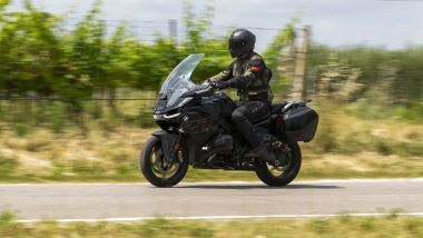 In sella alla BMW R 1300 RT 2026 