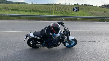In sella alla Royal Enfield Guerrilla 450 