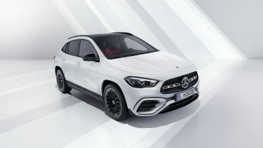 Incidente al traino: una Mercedes GLA nuova